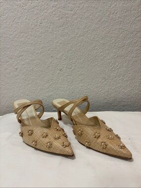 Dolce Vita Camilo Kitten Heels with Beaded Flowers in Natural Raffia - LIKE NEW
